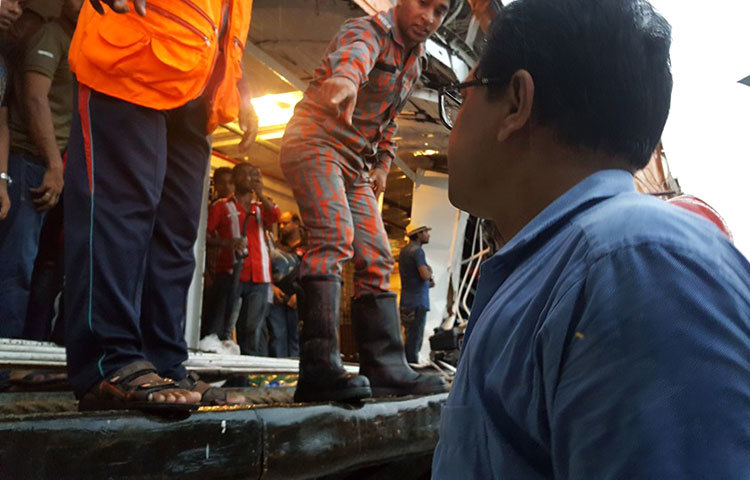 সংঘর্ষে বিআইডব্লিইটিসির যাত্রীবাহী স্টিমার পিএস মাহসুদের সামনে ও মাঝের প্যাডেলের অংশ দুমড়ে মুচড়ে গিয়ে ব্যাপক ক্ষতি হয়েছে।