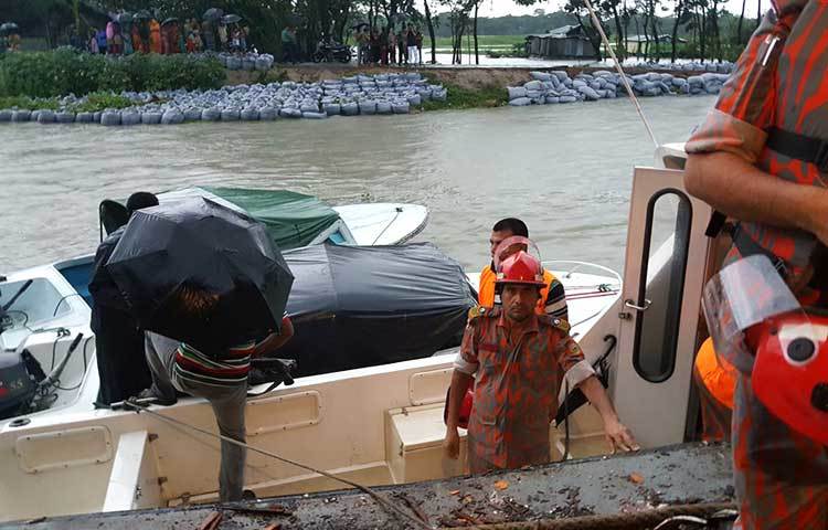 দুর্ঘটনার স্থান পরিদর্শন করতে আসছে স্থানীয় জনতা। সবার মনেই হতাহত মানুষের জন্য শোকের ছায়া।