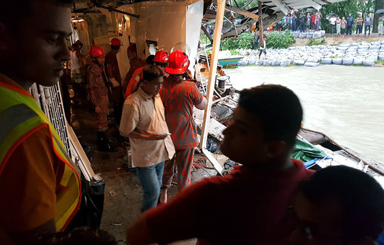 উদ্ধারকর্মীরা প্রাণপণ চেষ্টা চালাচ্ছেন লঞ্চ ও স্টিমারটিকে স্বাভাবিক অবস্থায় ফিরিয়ে আনতে।