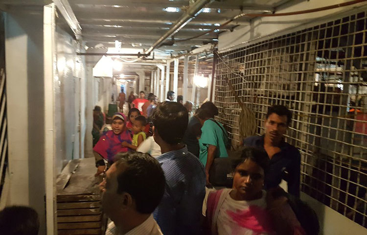 অপরদিকে ঢাকা থেকে যাত্রী নিয়ে বরিশালের উদ্দেশ্যে আসছিল বিআইডব্লিইটিসির যাত্রীবাহী স্টিমার পিএস মাহসুদ।