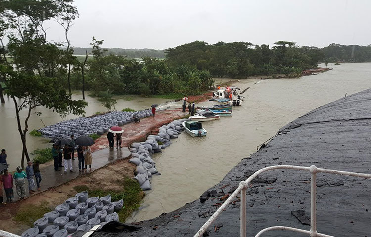 বৈরি আবহাওয়ার মাঝে উদ্ধার কাজ চলছে। নদীর তীরে উদ্বিগ্ন সজনদের ভিড়।