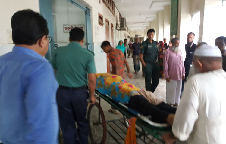 গুরুতর আহত এক যাত্রীকে চিকিৎসার জন্য হাসপাতালে নিয়ে যাওয়া হচ্ছে।