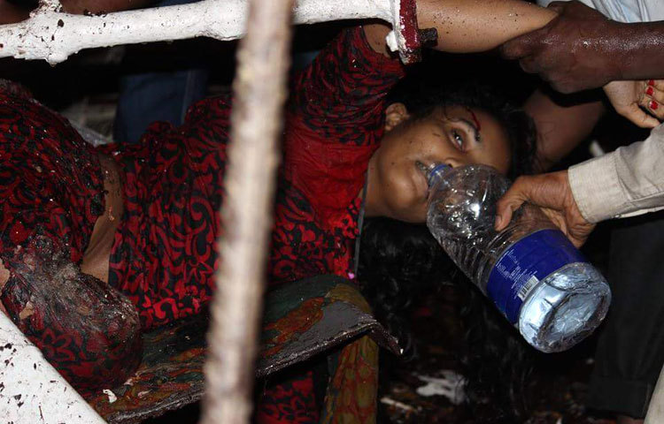 লঞ্চ দুর্ঘটনায় মারাত্মক আহত এক যাত্রীকে পানি পান করানো হচ্ছে।