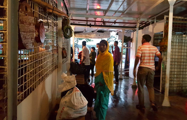 সুরভী-৭ লঞ্চের ধাক্কায় মাহসুদের সামনে ও মাঝের প্যাডেলের অংশ দুমড়ে মুচড়ে গিয়ে ব্যাপক ক্ষতি হয়েছে।