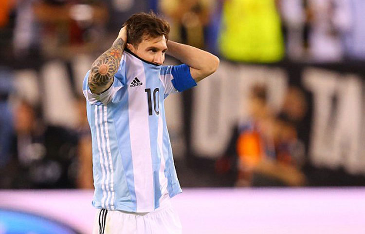 মেসির অবসরে যাওয়ার ঘোষণার পর বিশ্বজুড়ে মেসি ভক্তদের ফেসবুক ও টুইটারে বিলাপের ছায়া দেখা যাচ্ছে। ছবি : ডেইলি মেইল।