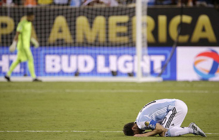 জাতীয় দলের জার্সি গায়ে তিনটি কোপা আমেরিকার ফাইনাল খেলেছেন মেসি এবং গত বিশ্বকাপে দলকে টেনে তুলেছিলেন ফাইনালে। ছবি : ডেইলি মেইল।