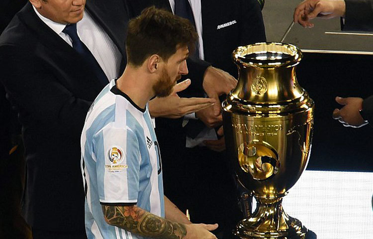 কিন্তু&nbsp; মেসি ৪ বারই ব্যর্থ হয়েছেন। আর তাই বার্সেলোনার হয়ে ২৮টি শিরোপা জেতা মেসিকে হতাশায় ডুবিয়েছে জাতীয় দলের সাফল্য না পাওয়াটা। ছবি : ডেউলি মেইল।