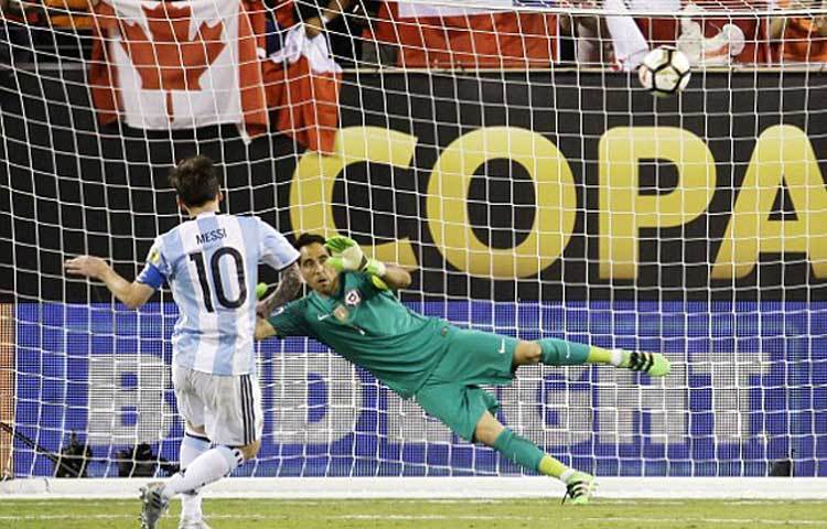 আজ সোমবার কোপা আমেরিকার ফাইনালে চিলির সঙ্গে হেরে হঠাৎ অবসরের ঘোষণা দেন এই ফুটবল জাদুকর। ছবি : ডেউলি মেইল।