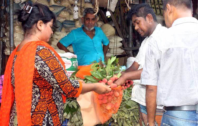 ফলের দোকান ছাড়া রাজধানীর ফুটপাতেও প্রচুর পরিমাণে লিচু পাওয়া যাচ্ছে। ছবি : বিপ্লব দিক্ষিৎ।