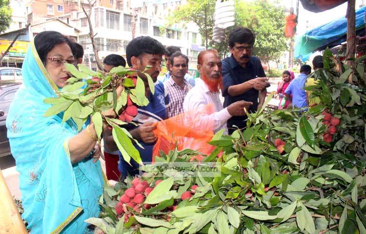 দোকানে লিচু কিনতে আসা ক্রেতাদের ভিড়। ছবি : বিপ্লব দিক্ষিৎ।