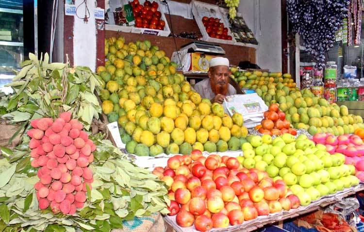 প্রতিটি দোকানেই নানা ধরনের ফলের সঙ্গে লিচু শোভা পাচ্ছে। কারণ অন্যান্য ফলের পাশাপাশি প্রত্যেক ক্রেতাই কমবেশি লিচু কিনছেন। ছবি : বিপ্লব দিক্ষিৎ।