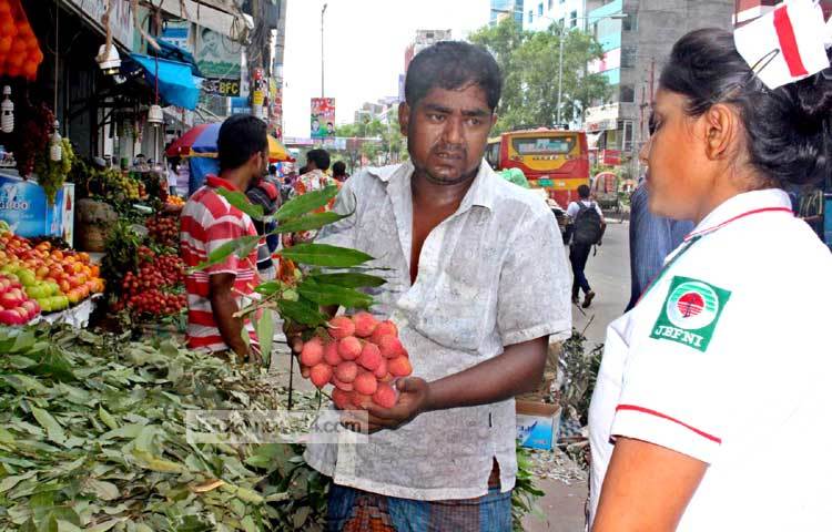 লিচু বিক্রেতা ক্রেতার সঙ্গে দর-কষাকষি করছেন। ছবি : বিপ্লব দিক্ষিৎ।