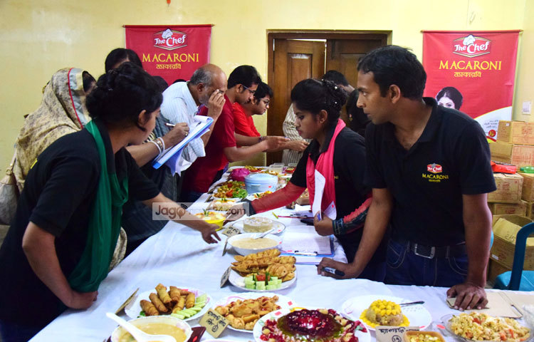 &lsquo;দ্য শেফ ম্যাকারনি&rsquo;র সৌজন্যে &lsquo;ম্যাকারনি কুকিং শো এন্ড রেসেপি কনটেস্ট&rsquo; প্রতিযোগিতার আয়োজন করা হয়। ছবি : মাহবুব আলম।