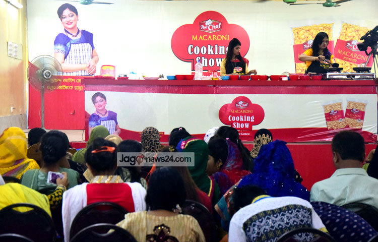 &lsquo;দ্য শেফ ম্যাকারনি&rsquo;র প্রতিযোগিতা সকাল-বিকাল দুটি শিফটে তিনটি ক্যাটাগরিতে অনুষ্ঠিত হয়। এ তিনটি ক্যাটাগরির মধ্যে ছিল খাবারের প্রেজেন্টেশন, টেস্ট এবং পুষ্টিগুণ। ছবি : মাহবুব আলম।