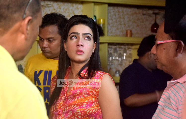 ছবির দৃশ্য ধারনের আগে নির্মাতা মাহিকে বুঝিয়ে দিচ্ছেন কিভাবে মাহি নিজেকে দৃশ্যে নিজেকে উপস্থাপন করবেন। ছবি : মাহবুব আলম।