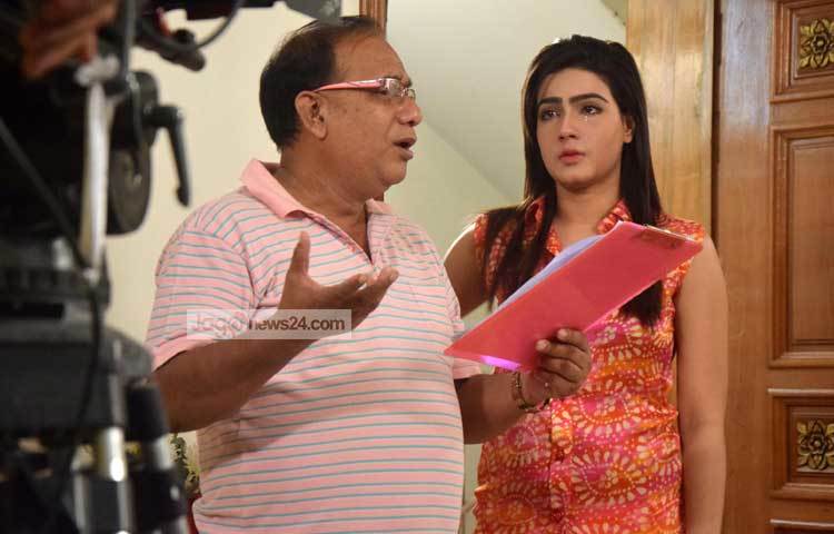 কান্নার দৃশ্যটি মাহি যথাযথভাবে বুঝে নিচ্ছেন। বর্তমানে উত্তরায় এ ছবির শুটিং চলছে। ছবি : মাহবুব আলম।