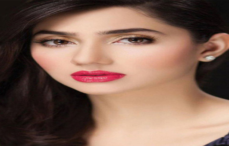 মাহিরা খান : ২০০৬ সালে এমটিভি মোস্ট ওয়ান্টেড অনুষ্ঠানের হোস্ট হিসেবে তুমুল জনপ্রিয়তার পর পাকিস্তানের সুন্দরী অভিনেত্রী মাহিরা খানকে আর পিছনে ফিরে তাকাতে হয়নি। অভিনয়ের পাশাপাশি ভিডিও জকির ভূমিকাতেও তাকে দেখা গিয়েছে।