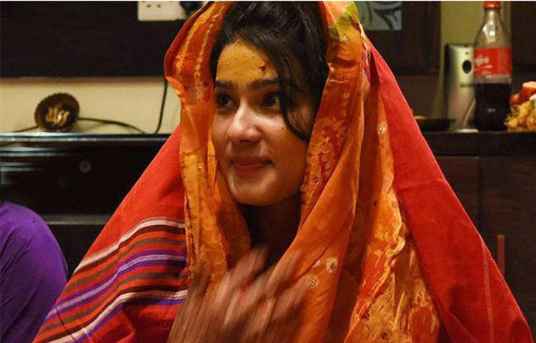 গায়ে হলুদের সময়ে হাস্যোজ্জ্বল ঢাকাই চলচ্চিত্রের শীর্ষ নায়িকা মাহিয়া মাহি। ছবি : সংগৃহীত।