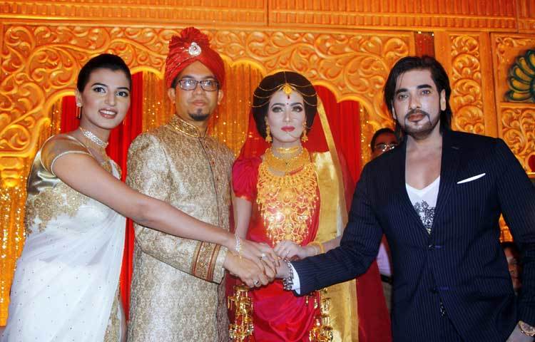 মাহির বিবাহোত্তর সংবর্ধনা অনুষ্ঠানে ঢাকাই চলচ্চিত্রের জনপ্রিয় জুটি অনন্ত জলিল ও বর্ষা। ছবি : জুয়েল।