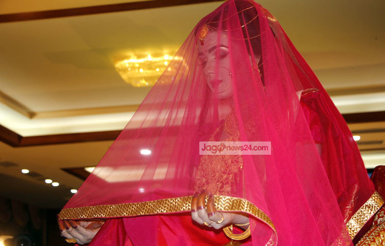 লাল টুকটুকে রাঙা বধুর সাজে মাহিয়া মাহি। ছবি : জুয়েল।