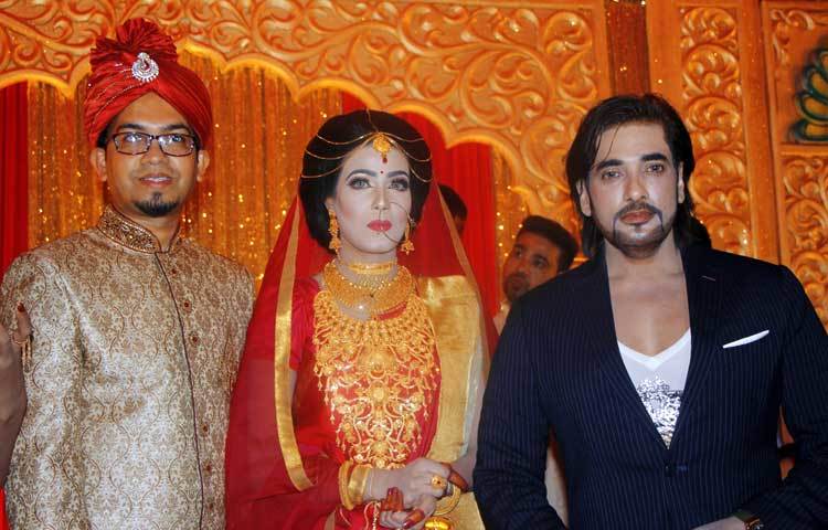 ঢাকা সেনানিবাসের এক কনভেনশন সেন্টারে মাহির বিবাহোত্তর সংবর্ধনা অনুষ্ঠানের আয়োজন করা হয়। ছবি : জুয়েল।