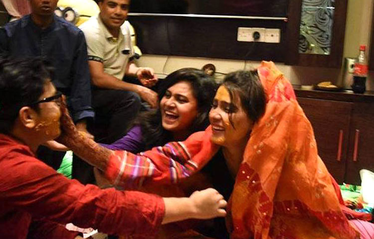 গায়ে হলুদ অনুষ্ঠানে দুষ্টুমিতে মাতোয়ারা মাহি। ছবি : সংগৃহীত।