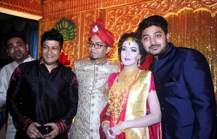 বিবাহোত্তর সংবর্ধনা অনুষ্ঠানে মাহি ও স্বামী অপুর সঙ্গে ফটোসেশনে চিত্রনায়ক ফেরদৌস ও বাপ্পি চৌধুরী। ছবি : জুয়েল।