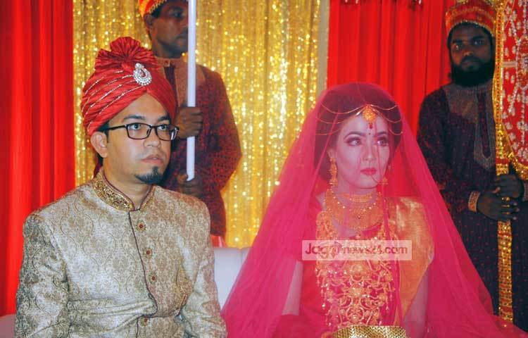বিবাহোত্তর সংবর্ধনা অনুষ্ঠানে মাহি ও তার স্বামী অপু। ছবি : জুয়েল।