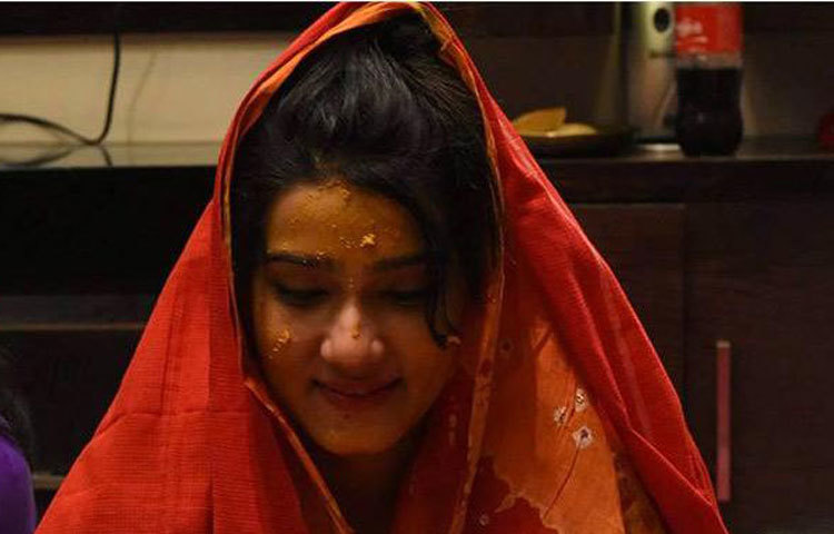 গায়ে হলুদ অনুষ্ঠানে সুবোধ মেয়ে মাহি। ছবি : সংগৃহীত।