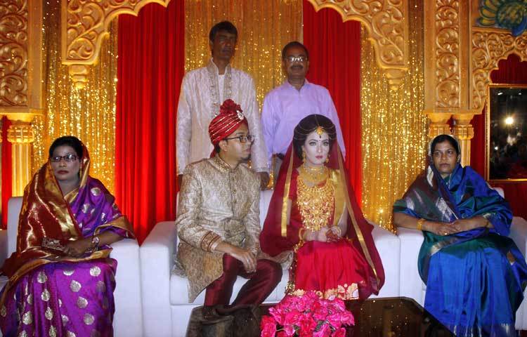মাহি ও অপু বিবাহোত্তর সংবর্ধনা অনুষ্ঠানে তাদের পরিবারের সদস্যদের সঙ্গে। ছবি : জুয়েল।