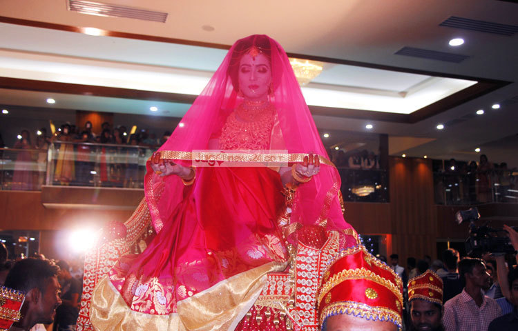 ঘোমটা পরে মাহি ফটোসেশনে মগ্ন রয়েছে। এই ছবি তার কাছে রঙ্গিন স্মৃতি হয়ে থাকবে। ছবি : জুয়েল।