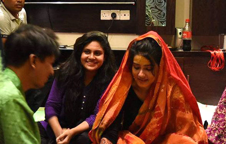 মাহিকে বুঝি নতুন জীবনের গল্প শোনানো হচ্ছে! ছবি : সংগৃহীত।