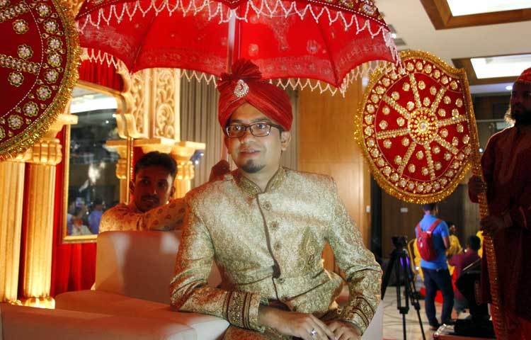 বিবাহোত্তর সংবর্ধনা অনুষ্ঠানে রাজসিক ভঙ্গিতে মাহির বর অপু। ছবি : জুয়েল।