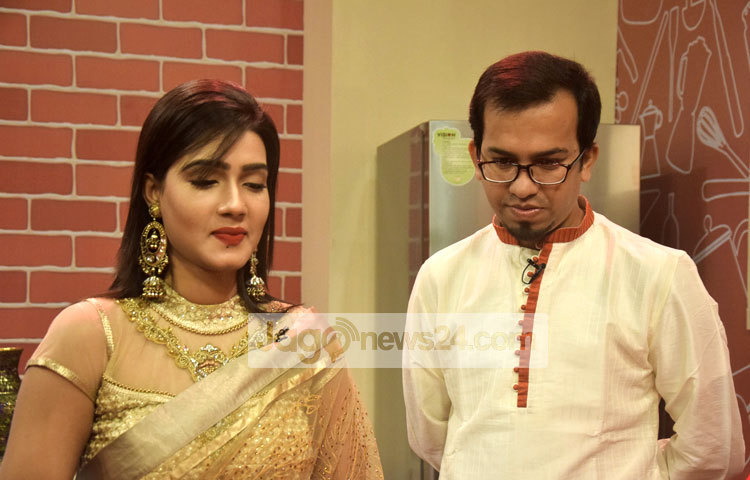 অনুষ্ঠানের দৃশ্য ধারণের সময় জাগো নিউজের ক্যামেরায় বন্দী হয়েছেন মাহি অপু। ছবি : মাহবুব আলম।