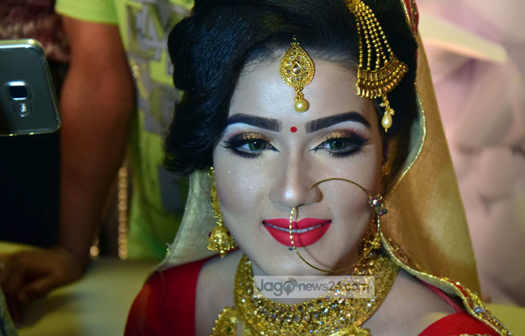 &lsquo;বধূ বেশে কন্যা যখন এলো রে, যেন খুশির বন্যা বয়ে গেলো রে&rsquo;-সত্যিই বিয়ের অনুষ্ঠানে মাহি রাঙা বধূ সেজে উপস্থিত হতেই সবার মাঝে আনন্দের বন্যা বয়ে যায়। ছবি : মাহবুব আলম।