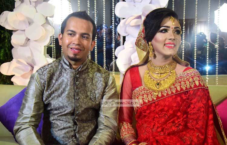 রাজধানীর উত্তরার একটি কমিউনিটি সেন্টারে ঘরোয়া পরিবেশে মাহির বিয়ের আনুষ্ঠানিকতা সম্পন্ন হয়েছে। ছবি : মাহবুব আলম।