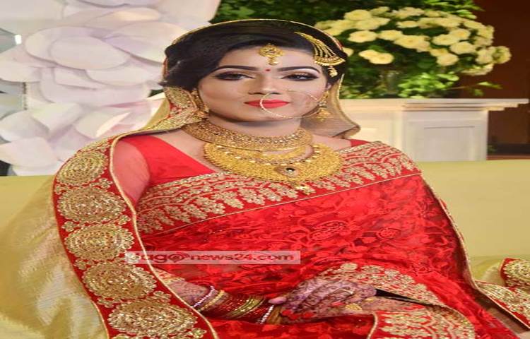 লাল শাড়িতে লাল টুকটুকে বউ সেজেছেন মাহি। ছবি : মাহবুব আলম।