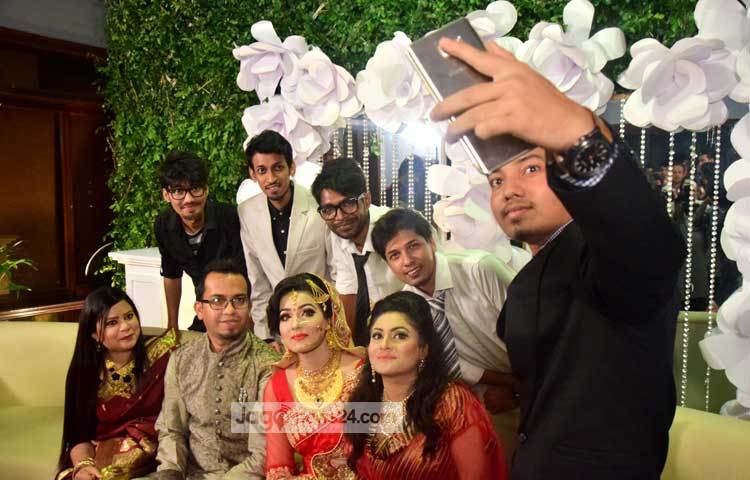 মাহি এবং তার বর অপুকে ঘিরে প্রিয়জনদের সেলফি প্রহর। ছবি : মাহবুব আলম।