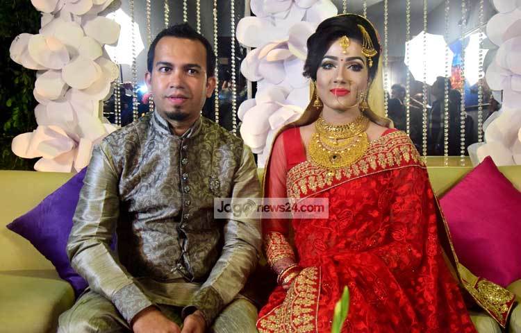 মাহি-অপু সাংবাদিকদের ক্যামেরার মুখোমুখি। ছবি : মাহবুব আলম।