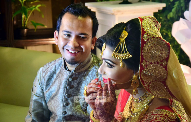 মাহির রূপে মুগ্ধ নয়নে চেয়ে আছেন অপু। ছবি : মাহবুব আলম।