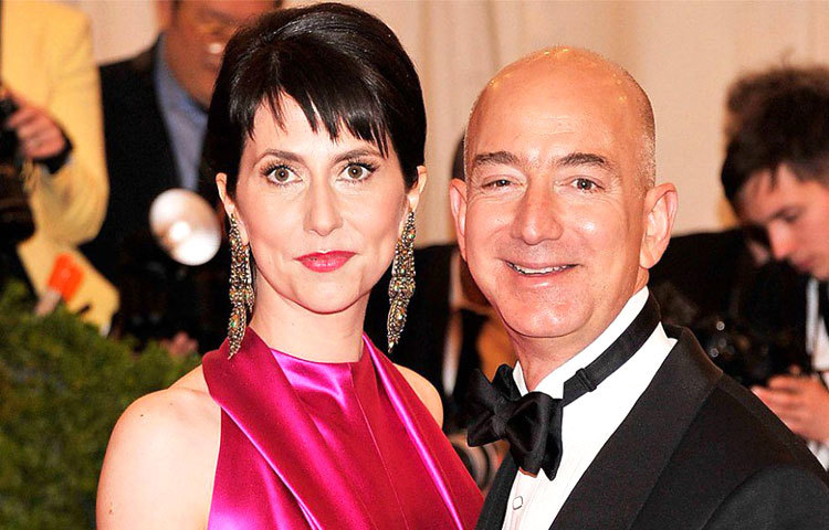 ম্যাকেঞ্জি বেজস : তিনি অ্যামাজন-এর প্রতিষ্ঠাতা জেফ বেজসের স্ত্রী। ম্যাকেঞ্জি নিজে একজন লেখিকা এবং সোশ্যাল অ্যাক্টিভিস্ট।