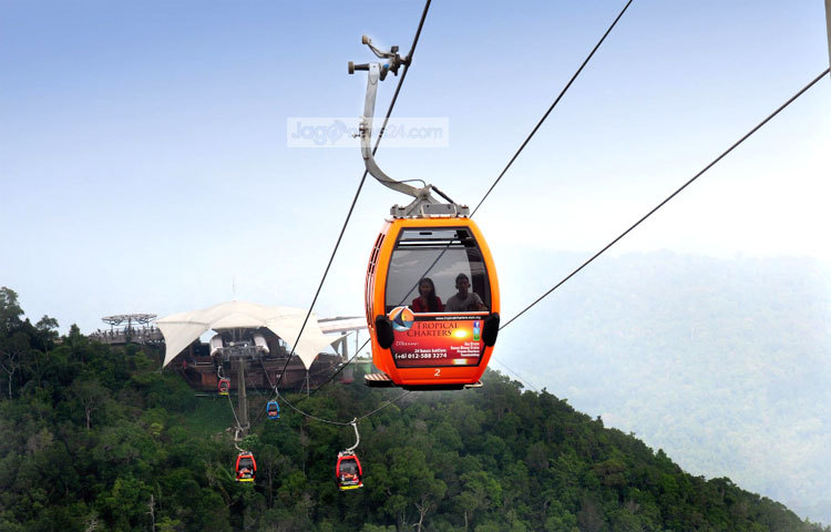 মালয়েশিয়ার রাজধানী কুয়ালালামপুর থেকে উত্তর পশ্চিমে থাইল্যান্ড সীমান্তে লংকাবি দ্বীপটি অবস্থিত। মালয়েশিয়া থেকে ছবি পাঠিয়েছেন আহমাদুল কবির।