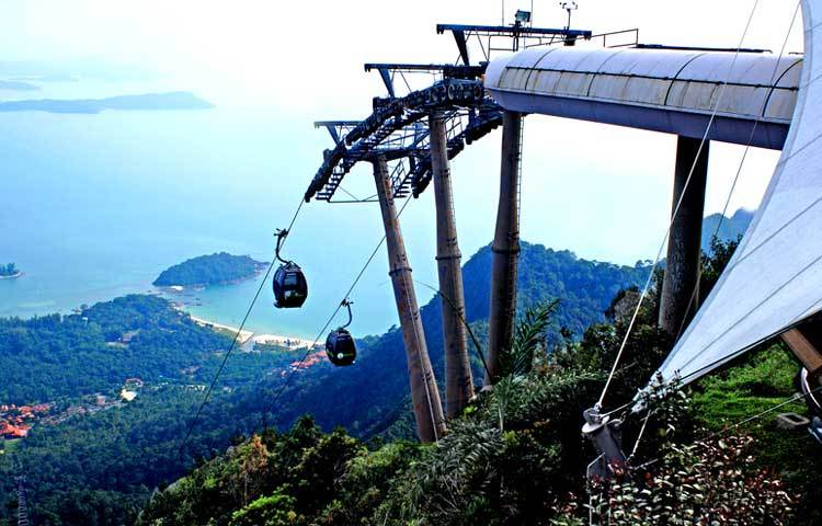 লংকাবির দর্শনীয় স্থানের মধ্যে উল্লেখযোগ্য হল কেবল কার বা ঝুলন্ত গাড়ি। প্রতিদিন হাজার ভ্রমণ পিপাসুর মিলনমেলা বসে এই দ্বীপে। ছবি : আহমাদুল কবির, মালয়েশিয়া।