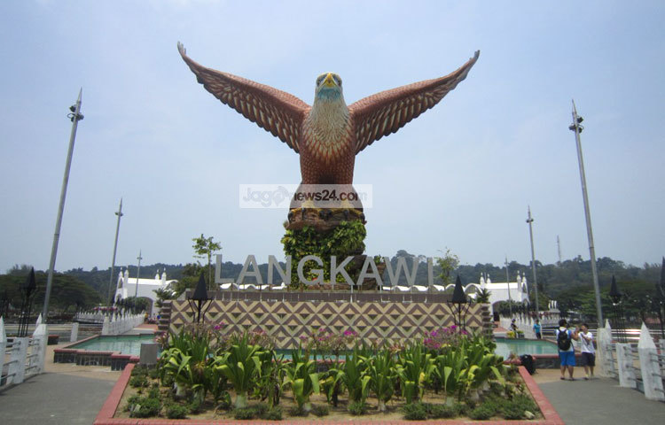 লংকাবির ক্যাবল কারটি তিনটি স্তরে ভাগ করা। এ স্তরগুলো হচ্ছে,-বেস স্টেশন বা মূল স্টেশন, মিডেল স্টেশন বা মাঝের স্টেশন এবং টপ স্টেশন বা সর্বোচ্চ স্টেশন। ছবি : আহমাদুল কবির, মালয়েশিয়া।