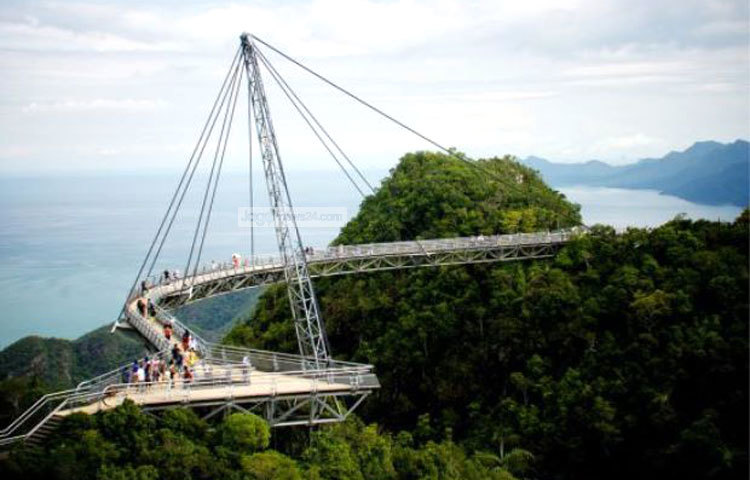 ক্যাবল কারের টিকেট মূল্য মালয়েশিয়ার মুদ্রার ৩৫ রিংগিত। প্রতিটি কেবল কারে ৬জন করে বসা যায়। ছবি : আহমাদুল কবির, মালয়েশিয়া।