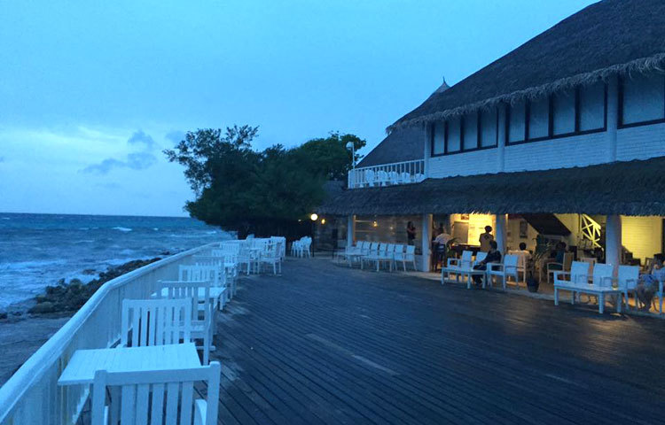 পৃথিবীর অন্যতম নয়নাভিরাম প্রাকৃতিক সৌন্দর্যমণ্ডিত দেশ ভারত মহাসাগরের দ্বীপ রাষ্ট্র মালদ্বীপ। মালদ্বীপের এই মনোমুগ্ধকর ছবি ক্যামেরাবন্দি করেছেন রিফাতুল হক।