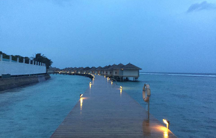 সংস্কৃত ভাষায় মালদ্বীপকে লক্ষদ্বীপও বলা হয়েছে। আসলে মালদ্বীপ লক্ষ দ্বীপের সমাহার নয়। এতে রয়েছে ২৬টি অ্যাটোল। (অ্যাটোল মানে লেগুন ঘেরা প্রবাল দ্বীপ) ২৬টি অ্যাটোল আর ১১৯২টি ক্ষুদ্র দ্বীপ। ছবি : রিফাতুল হক।