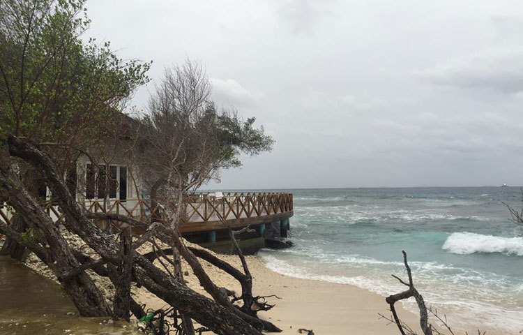 পৃথিবীর মধ্যে একমাত্র মালদ্বীপেই বিশালকায় সাবমেরিনে করে সমুদ্রর তলদেশে ভ্রমণের সুযোগ রয়েছে। ছবি : রিফাতুল হক।