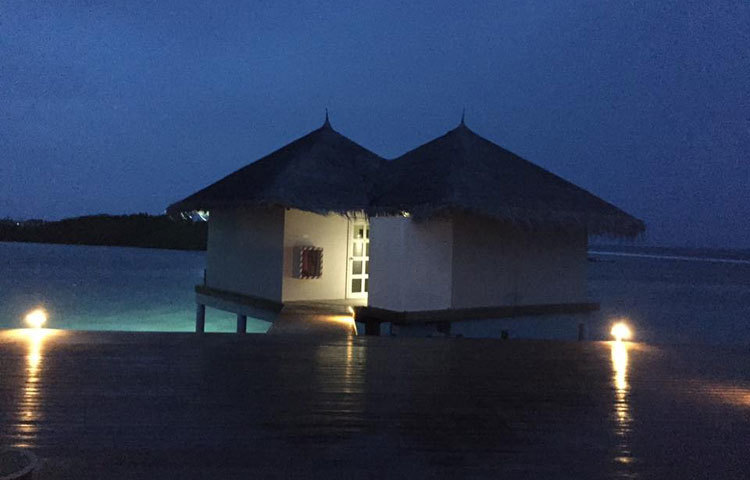 সমুদ্রের তলদেশে ভ্রমণ এতই রোমাঞ্চকর যে, বারবার ফিরে আসতে ইচ্ছে করে মালদ্বীপে। সমুদ্র উপকূলের সৌন্দর্য উপভোগের জন্য রয়েছে সাফারিবোট। ছবি : রিফাতুল হক।