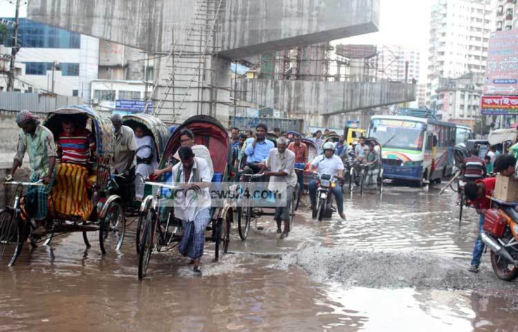 একটু বৃষ্টি হলেই মৌচাক-মালিবাগ এলাকার রাস্তায় পানি জমে যায়। তখন রিকশাসহ সব ধরনের যান চলাচলে অসুবিধা হচ্ছে। ছবি : বিপ্লব দিক্ষিৎ।